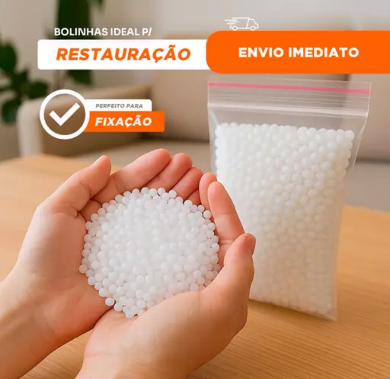 Bolinhas moldáveis nas mãos ao lado do saco, ideais para restauração