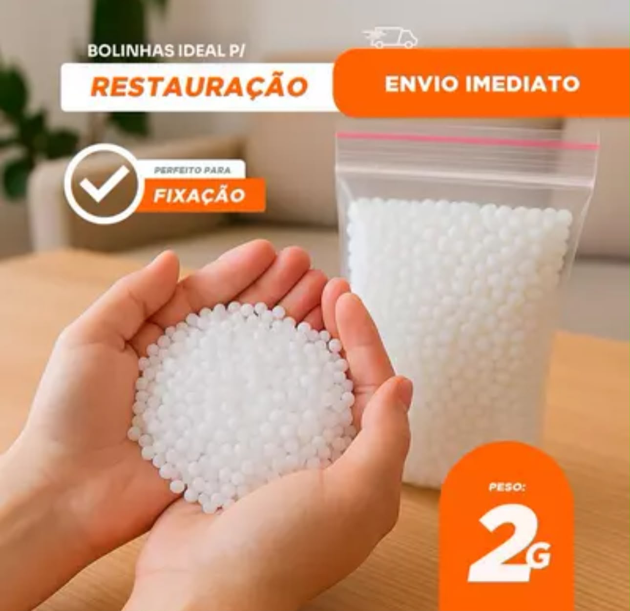 Bolinhas moldáveis nas mãos com destaque para o peso 2g